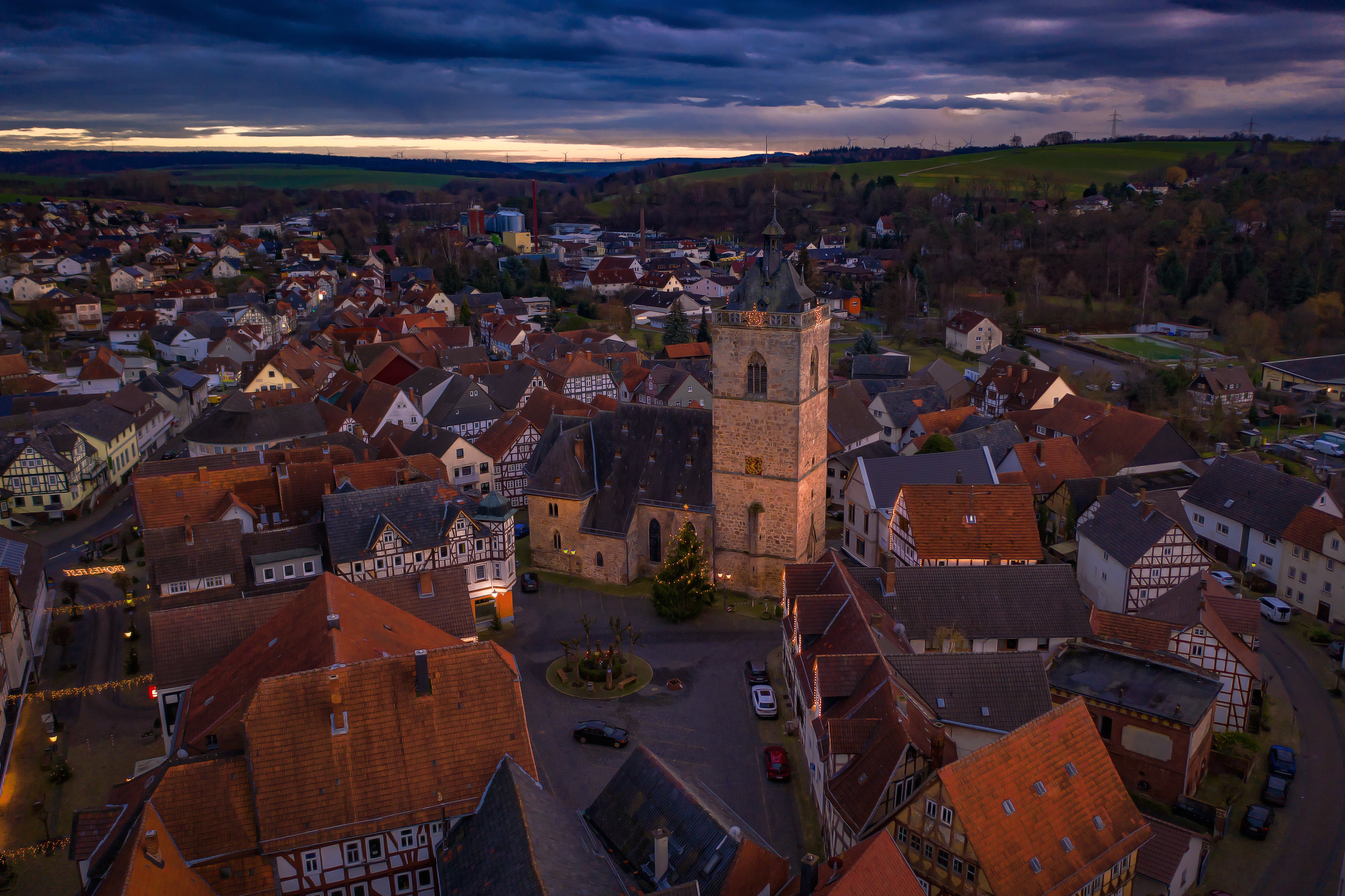 Luftaufnahme des Marktplatzes in Neukirchen in der Dämmerung