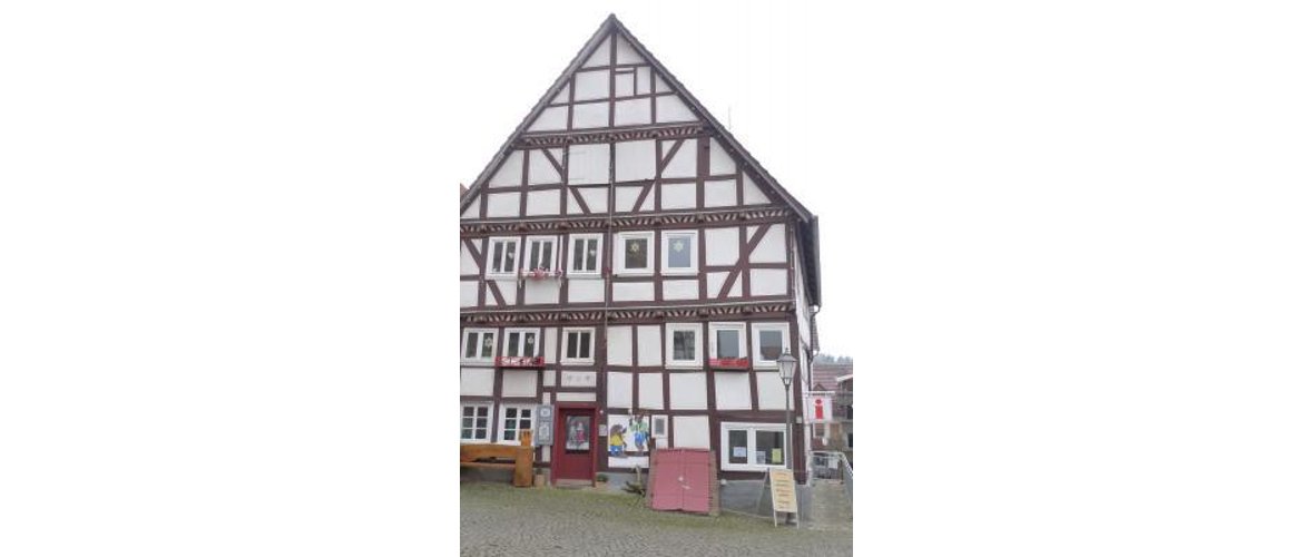 Zu sehen ist das Märchenhaus in Neukirchen, es ist ein Fachwerkhaus.