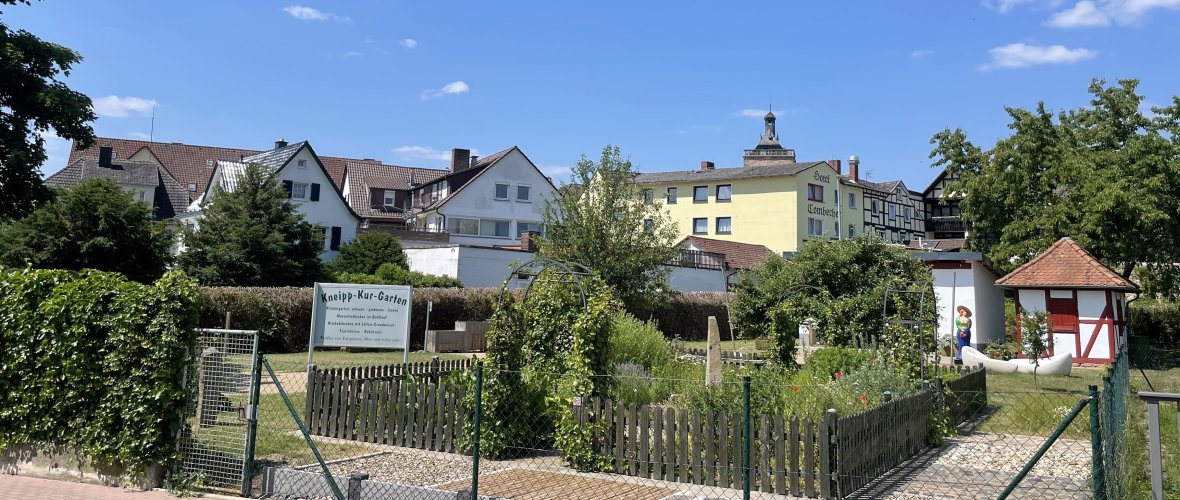 Blick von der Straße in den Kneippkurgarten Neukirchen.