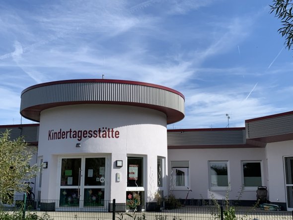 Kindergarten Villa Kunterbunt Zu sehen ist der Zylinderförmige Eingang des Kindergartens Villa Kunterbunt.