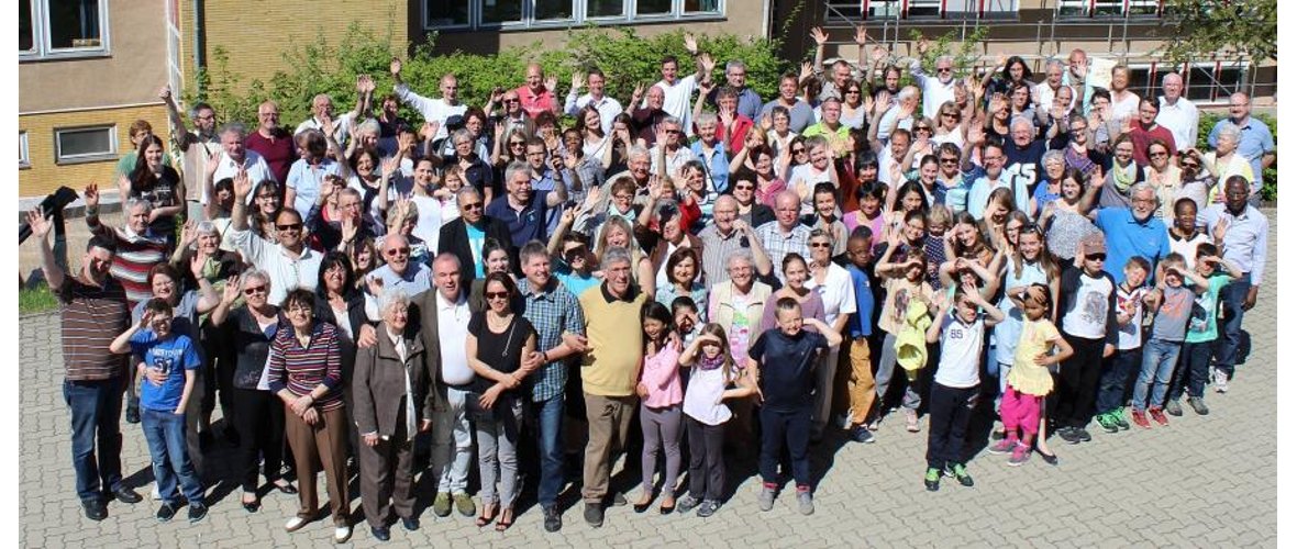 Die Stadt Neukirchen mit ihren Mitbürgerinnen und Mitbürgern konnte im Mai 2016 mit der Stadt Longpont-sur-Orge, Frankreich (ca. 25 km südlich von Paris), auf eine 25-jährige, sehr lebendige Partnerschaftsarbeit zurückblicken. Auf dem Gruppenfoto zu sehen sind viele deutsche und französische Personen die zusammen in die Kamera schauen. Manche haben Hände schützend vor die Sonne gehalten da gegen die Sonne fotografiert wurde und alle geblendet waren.