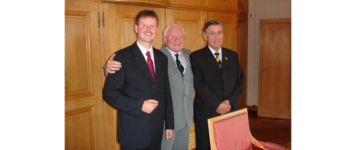 Offizielle Empfang der Neukirchener Gästegruppe im Rathaus zu Longpont-sur-Orge. Bürgermeister Jean-Jacques Scherchen und Partnerschaftspräsident Jean Jacquin begrüßten die Neukirchener Delegation, die vom Partnerschaftsvorsitzenden Helmuth Weidemeyer angeführt und von Bürgermeister Klemens Olbrich und Ortsvorsteher Rolf Wicke begleitet wurde.