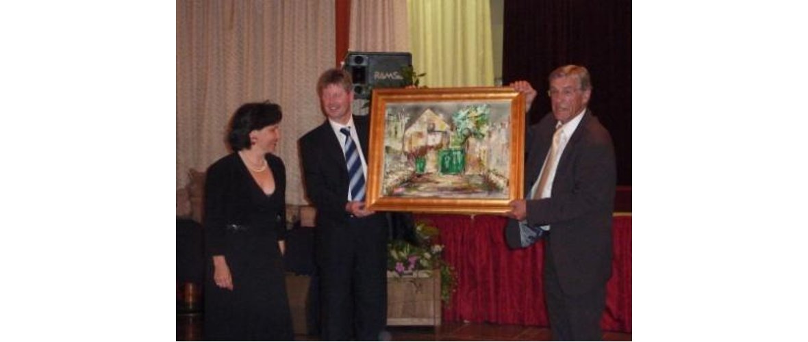 Bei einem Empfang überreichte die neue Bürgermeisterin von Longpont, Frau Delphine Antonetti (links), ein Gemälde als Gastgeschenk an Bürgermeister Klemens Olbrich (Mitte) und den Vorsitzenden Helmuth Weidemeyer (rechts).