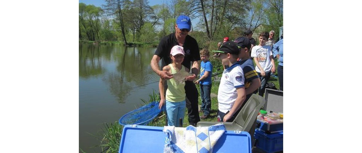 Volker Diebel vom Angelsportverein führte zusammen mit einigen Mitgliedern des Vereins in die Kunst des Angelns ein. Mucksmäuschenstill saßen die Kinder am Teich, warteten geduldig, bis die Fische anbissen, und zogen sie an Land. Anfassen der Fische war aber nicht bei allen angesagt und so freuten sich die jungen französichen Gäste, dass der Fang wieder ins Wasser gesetzt wurde.