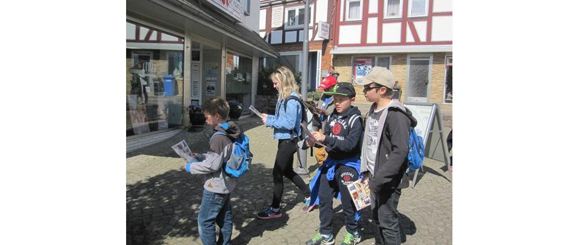 In Kleingruppen erkundeten die Kinder die Altstadt und erledigten die Aufgaben des Neukirchener Fotosuchspiels unter Mithilfe von Maja und Paula Peters sowie Sabrina Sefrin.