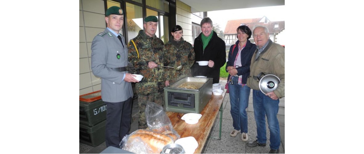 Von links: Hauptmann Schmidt, Oberstabsfeldwebel Zyskowski, Kompanieangehörige Frau Gennermann, Bürgermeister Olbrich, Frau Theune, Herr Walper.