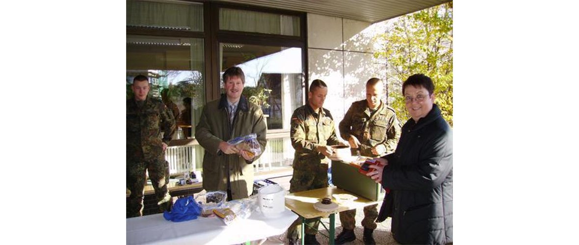 Auf dem Bild sehen Sie bei der Essensausgabe (Erbsensuppe), Bürgermeister Klemens Olbrich, Hauptfeldwebel Hans-Jürgen Rieger sowie weitere Bundeswehrkameraden.