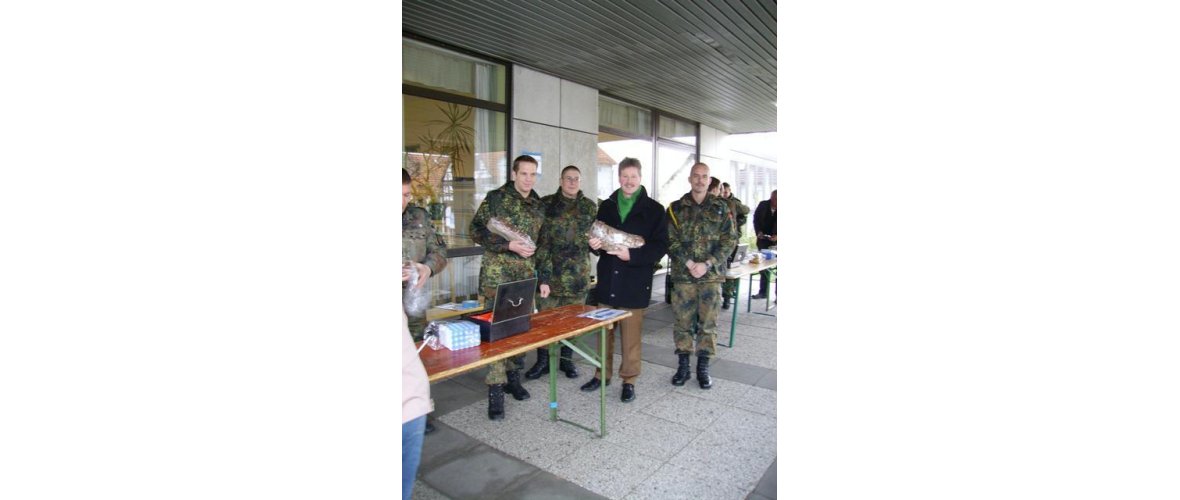 Von rechts: Oliver Zyskowski, Bürgermeister Klemens Olbrich, Hr. Jäger und Torben Meins haben vor dem Neukirchener Rathaus Stellung bezogen.