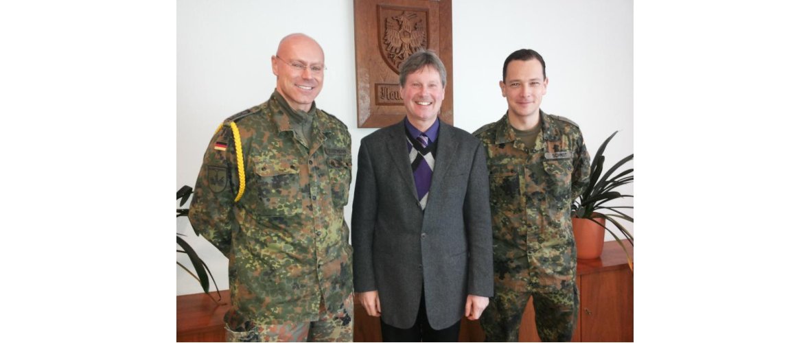 Abschließend betonten die Vertreter der Bundeswehr, Hauptmann Schmidt (rechts) und Stabsfeldwebel Trautmann (links), gemeinsam mit Bürgermeister Olbrich (Mitte), dass die Patenschaft lebendig und engagiert gestaltet werde.