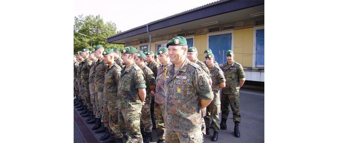 Viele Soldaten der Bundeswehr stehe in drei Reihen bei der Übergabe der Dienstgeschäfte.