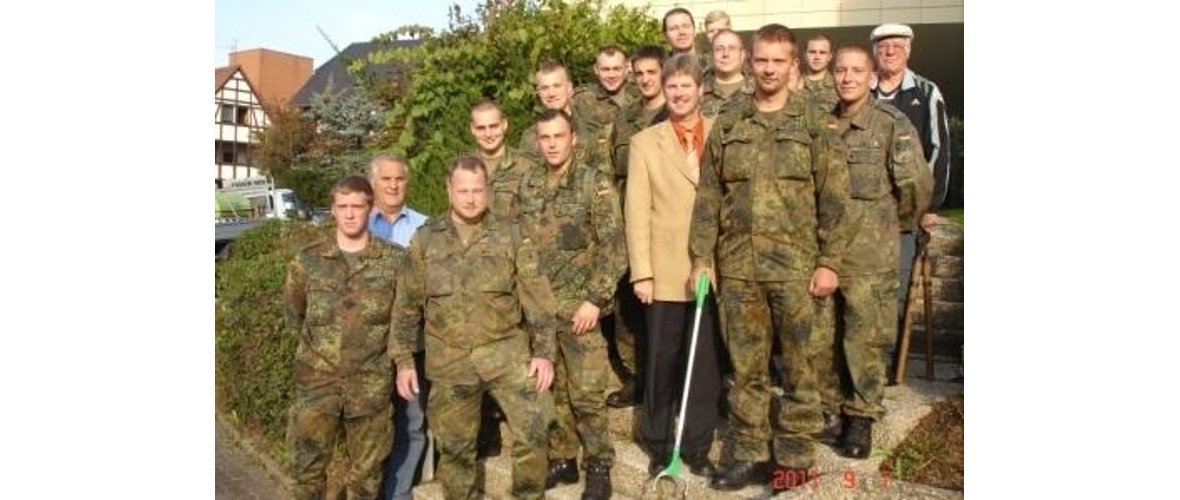 Auf dem Bild sehen wir die Soldaten der Patenschaftskompanie 2./Jägerregiment I mit Bürgermeister Olbrich (Mitte) und den Projektleitern Otto Blau (hinten rechts) und Bernd Bangertj (zweiter von links) bei der Begrüßung vor dem Rathaus.