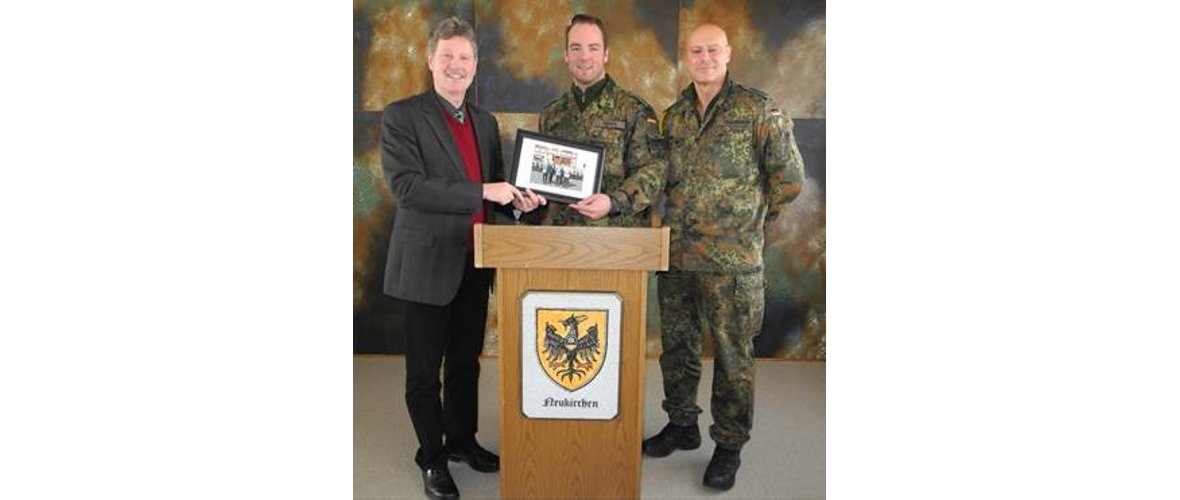 Von links: Bürgermeister Klemens Olbrich, Kompaniechef Hauptmann Nils Temps und Oberstabsfeldwebel Alexander Trautmann