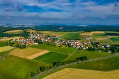 Luftaufnahme Christerode Luftaufnahme des Stadtteils Christerode im Sommer. Im Vordergrund eine Landstraße umgeben von grünen Feldern und Stoppelfeldern.
