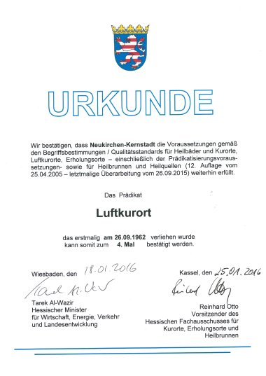 Urkunde des Landes Hessen zum Prädikat "Luftkurort". Oben mittig das Wappen des Landes Hessen, darunter in blauer Kontur zentriert der Schriftzug "URKUNDE". Inhalt: Wir bestätigen, dass Neukirchen-Kernstadt die Voraussetzungen gemäß den Begriffsbestimmungen / Qualitätsstandards für Heilbäder und Kurorte, Luftkurorte, Erholungsorte - einschließlich der Prädikatisierungsvoraussetzungen- sowie für Heilbrunnen und Heilquellen (12. Auflage vom 25.04.2005 - letztmalige Überarbeitung vom 26.09.2015) weiterhin erfüllt. Das Prädikat Luftkurort das erstmalig am 26.09.1962 verliehen wurde kann somit zum 4. Mal bestätigt werden. Wiesbaden, den 18.01.2016 Tarek AI-Wazir (händische Unterschrift) Hessischer Minister für Wirtschaft, Energie, Verkehr und Landesentwicklung Kassel, den 25.01.2016 (händische Unterschrift) Reinhard Otto Vorsitzender des Hessischen Fachausschusses für Kurorte, Erholungsorte und Heilbrunnen