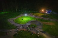 Bild Bikepark Luftansicht abens mit Flutlichtbeleuchtung