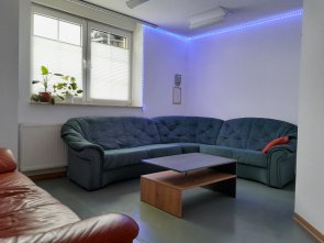 Bild Jugendtreff der Stadt Neukirchen, links und rechts steht eine Sofa und in der Mitte ein Tisch