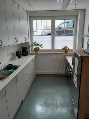 Bild Küche im Jugendtreff der Stadt Neukirchen mit Küchenzeilen rechts und links