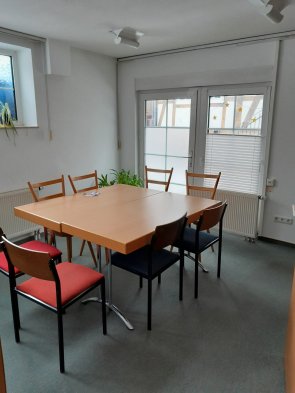 Bild Jugendtreff der Stadt Neukirchen mit zwei Tischen und acht Stühlen