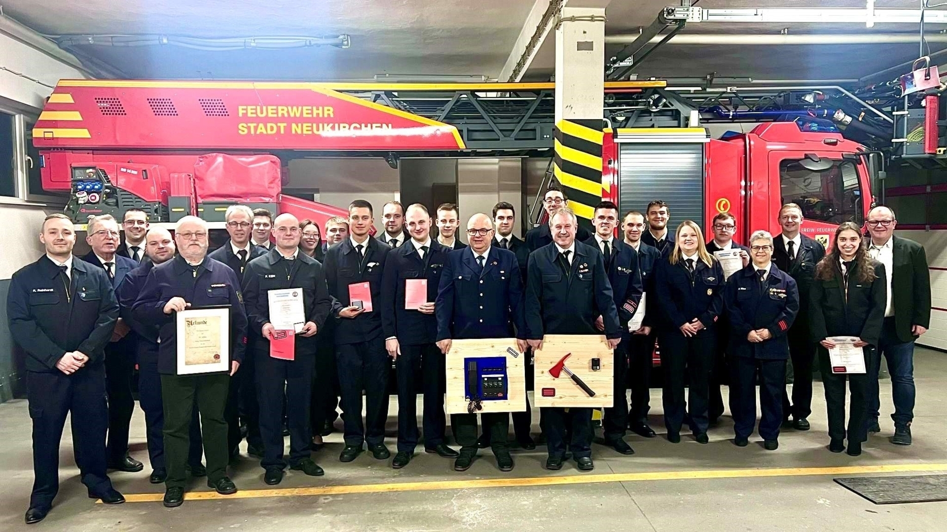 Die Einsatzabteilung der Feuerwehr Neukirchen steht vor der Drehleiter der Stadt Neukirchen. (von links: René Reinhardt, Willi Berg, Tobias Lahr, Robin Schlemmer, Wolfgang Hertel, Thomas Schwarz, Eric Zulauf, Philipp Keim, Sophie Pfalzgraf, Adrian Damm, Marvin Sefrin, Julian Schneider, Jan-Niklas Hünerkopf, Paul Kuna, Klaus Hartmann, Fabian Heide, Marc Schrattenholzer, Klaus Lukes, Philipp Stuckhardt, Pascal Zörner, Jürgen Ganzel, Johanna Schmidt, Nino Fuchs, Heike Klee, Andreas Keßler, Patricia Rauschenberg, Marian Knauff)