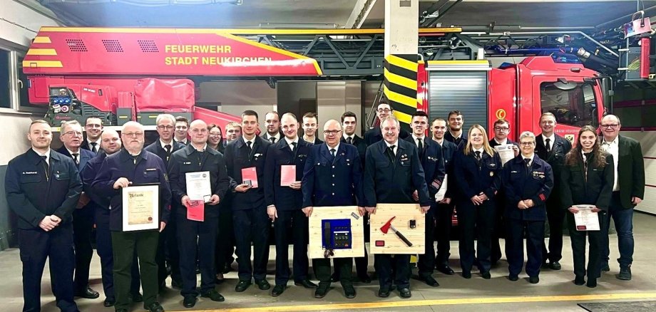 Die Einsatzabteilung der Feuerwehr Neukirchen steht vor der Drehleiter der Stadt Neukirchen. (von links: René Reinhardt, Willi Berg, Tobias Lahr, Robin Schlemmer, Wolfgang Hertel, Thomas Schwarz, Eric Zulauf, Philipp Keim, Sophie Pfalzgraf, Adrian Damm, Marvin Sefrin, Julian Schneider, Jan-Niklas Hünerkopf, Paul Kuna, Klaus Hartmann, Fabian Heide, Marc Schrattenholzer, Klaus Lukes, Philipp Stuckhardt, Pascal Zörner, Jürgen Ganzel, Johanna Schmidt, Nino Fuchs, Heike Klee, Andreas Keßler, Patricia Rauschenberg, Marian Knauff)