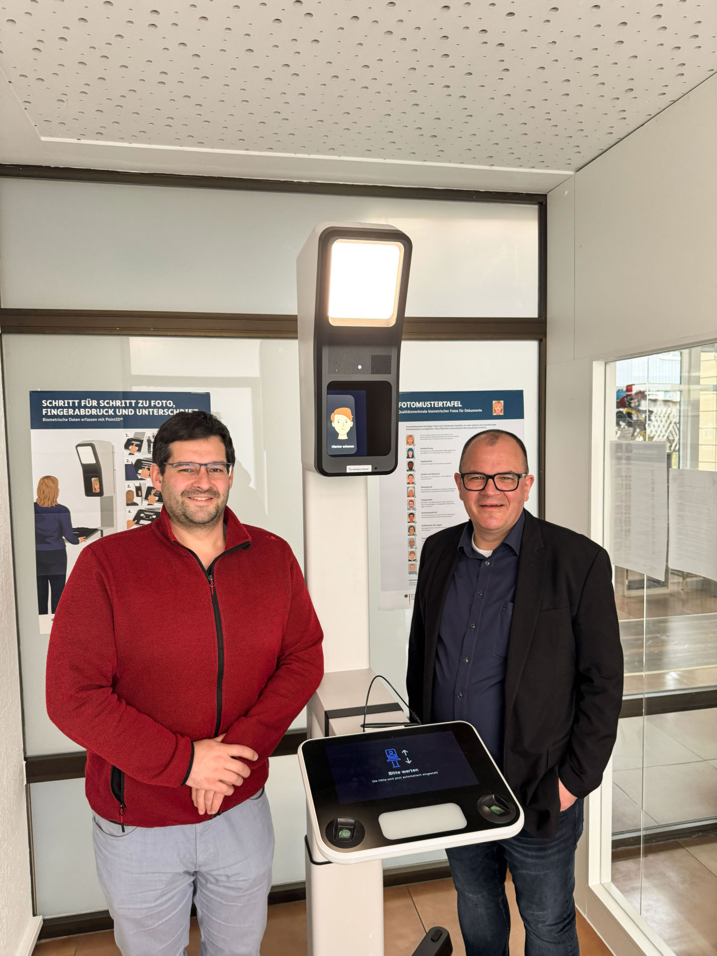 Bürgermeister Marian Knauff und Digitalisierungsbeauftragter Jörn Szypkowski vor der neuen PointID-Technologie im Foyer des Rathauses Neukirchen