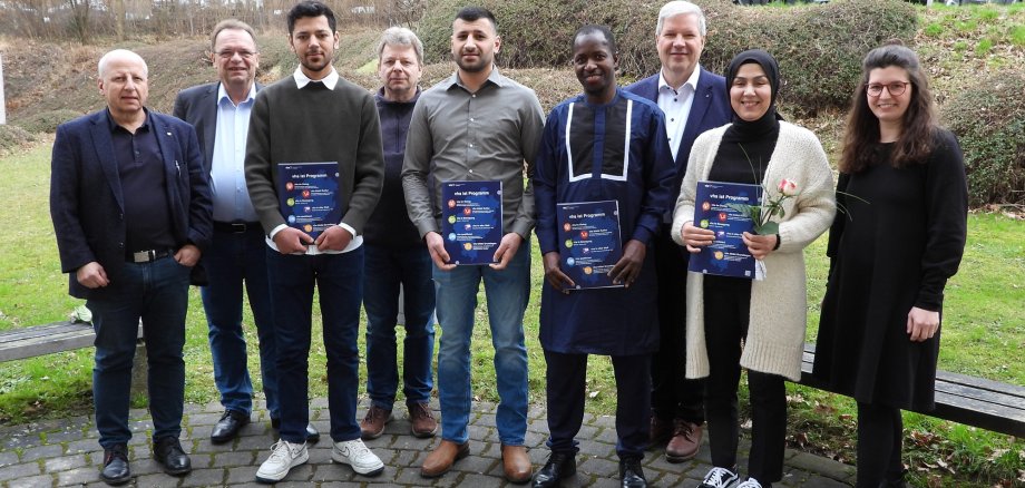 Foto: (v. li.) Ulf-Dieter Fink (für den Prüfungsausschuss), Landrat Winfried Becker, Kalsh Ahmed, Uwe Schöneweiß (Lehrkraft), Agit Atmaca, Mohamed Aissata Sylla, Franz Drescher (Leiter der vhs Schwalm-Eder), Bilgen Barlas und Anika Wolf (vhs) (nicht auf dem Foto, aber ebenso erfolgreich bestanden hat Christiane Beate Wrede) (Bildautor: Julian Klagholz | Kreisverwaltung Schwalm-Eder)