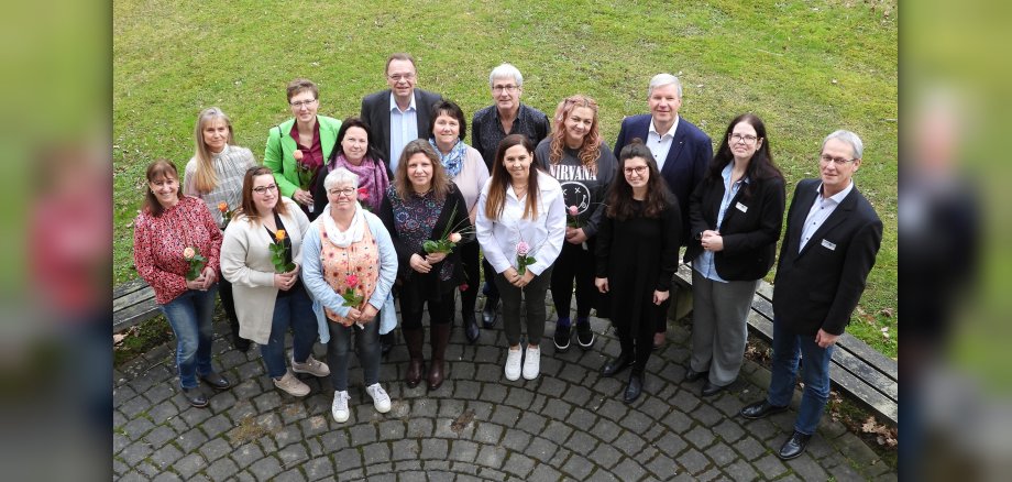 Auf dem Foto ist zu sehen: (v. li.) Simone Keller, Elke Jäger-Bögge, Lisa Becker, Claudia Köthe, Jutta Müller, Sandra Dytrych, Landrat Winfried Becker, Monika Kratzmann, Gudrun Pfalzgraf, Axel Kuhn, Sonnia Prieto-Rodriquez, Julia Eckel, Anika Wolf (vhs Schwalm-Eder), Franz Drescher (Leiter vhs Schwalm-Eder), Christina Philippi (Leiterin Arbeitsgruppe Allgemeine Schulverwaltung Schwalm-Eder) und Mike Stämmler (Fachbereichsleiter Schulen, Erwachsenenbildung und Sport) (Bildautor: Julian Klagholz | Kreisverwaltung Schwalm-Eder)