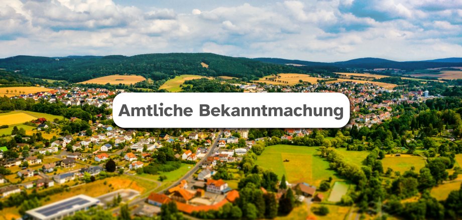 Luftaufnahme der Stadt Neukirchen im Hintergrund mit weißem Feld mittig in dem der Text "Amtliche Bekanntmachung" zu lesen ist.